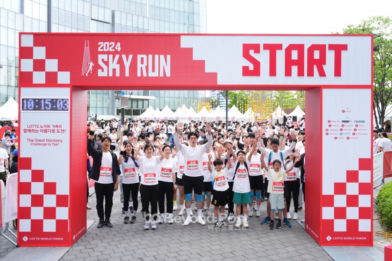 롯데는 오는 19일 ‘2025 롯데 패밀리 스카이런’을 개최한다. 이번 행사에는 임직원 및 가족 2200명이 참가해 롯데월드타워 최고층인 123층까지 계단으로 오르기에 도전한다. 사진은 지난해 ‘롯데 패밀리 스카이런’ 시작 전 참가자들이 기념촬영하는 모습.