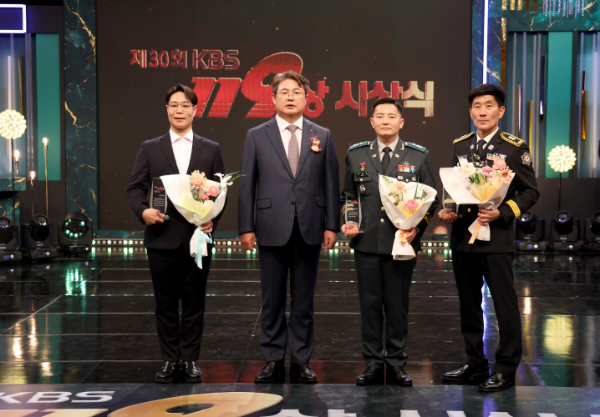 지난 1일 서울시 여의도 KBS공개홀에서 열린 'KBS119상' 시상식에서 DB손해보험 정종표 사장(왼쪽 두번째)과 특별상, 명예상 수상자들이 기념촬영을 하고 있다. ⓒ DB손해보험