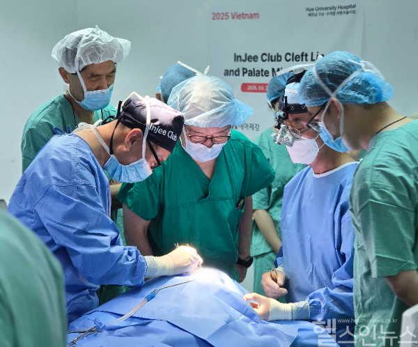 배용찬 부산대병원 교수(왼쪽)가 베트남 구순구개열 환자에게 수술을 집도하며 현지 의료진에게 수술법을 교육하고 있다. (부산대병원 제공)
