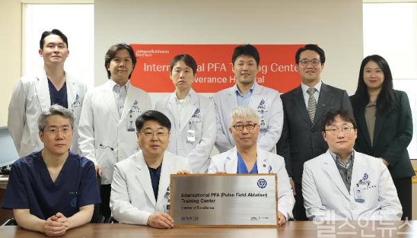 정보영 교수(앞 왼쪽에서 두번째) 등 세브란스병원 의료진과 외부 관계자가 사진 촬영을 하고 있다. (세브란스병원 제공)