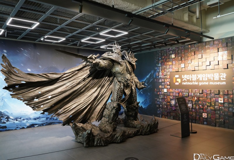 넷마블게임박물관의 입구 앞에서 관람객을 맞이하는 아서스.
