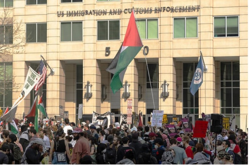 지난 5일(현지시간) 워싱턴D.C에 위치한 이민세관단속국(ICE) 앞에서 시위대가 비자 취소에 항의하는 시위를 벌이고 있다. 사진=영국 고등교육닷컴