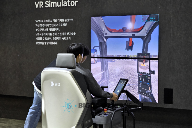 오는 13일까지 경기 고양시 일산서구 킨텍스 제1전시장에서 '2025 서울모빌리티쇼'가 열리는 가운데 한 관람객이 HD현대 전시관에 마련된 굴착기 가상현실(VR) 시뮬레이터를 체험하고 있다. =성상영 기자