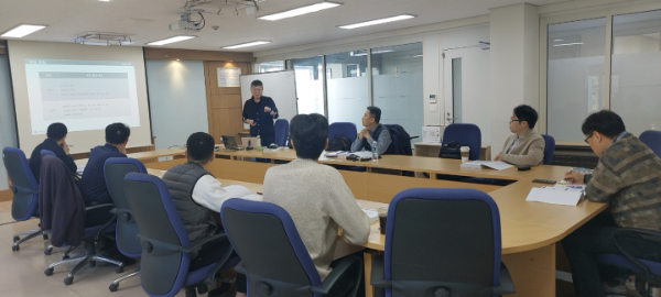 25년 2월 24일 국회의원회관에서 CMMC동향 주제로 서청정박사 발표장면