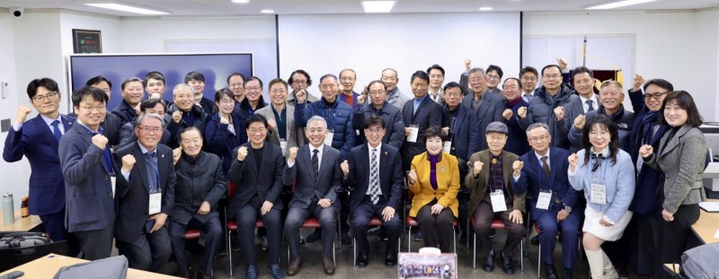 한국환경기술사회(회장 홍순명)는 지난달 경상도 여러 지역에 동시 다발적으로 발생한 대규모 산불로 국가적 재난에 가까운 피해를 입은 이재민들 위해 3월 27일부터 4월 3일까지 일주일간 기술사 회원을 대상으로 긴급 성금 모금을 실시했다. 사진은 지난해 12월 2024 한국환경기술사회 기술세미나 단체사진./한국환경기술사회