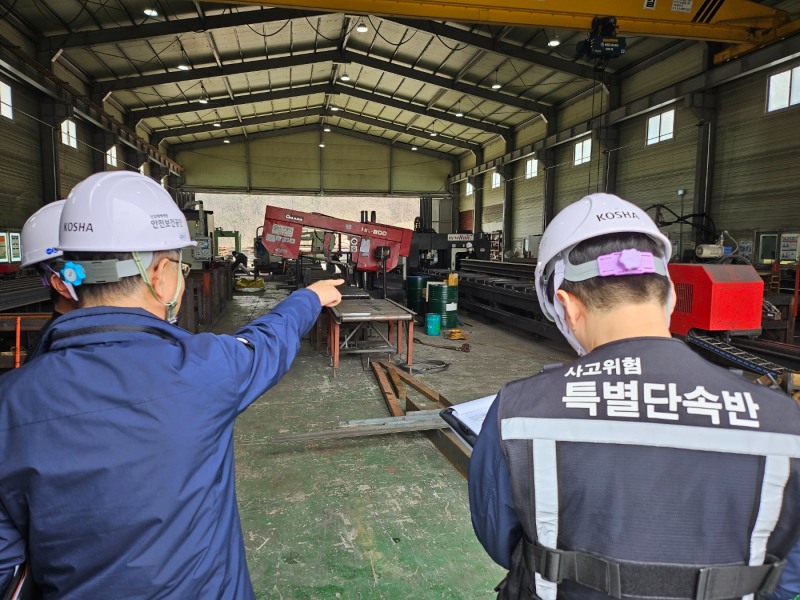 9일 안전보건공단 충북북부지사 담당자가 현장의 화재·폭발 위험요소를 지적하고 있다./안전보건공단 충북북부지사