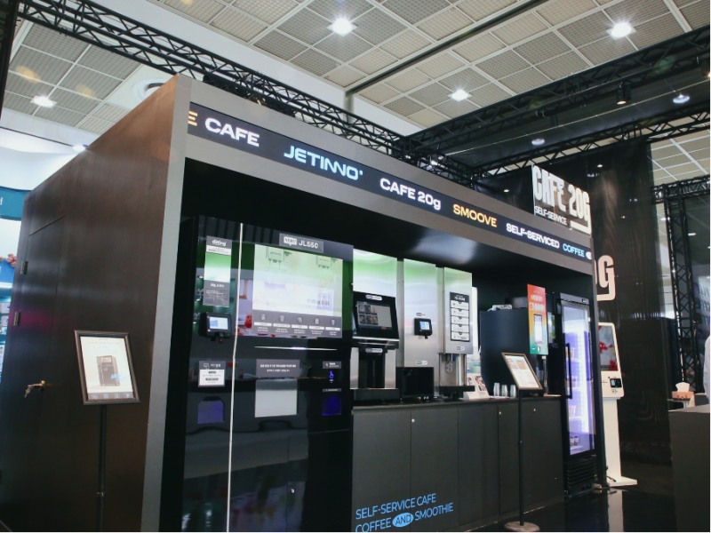 제이그룹 ‘Teaf5’ 셀프 스무디 머신(좌측) 제티노 ‘JL580’ 무인커피 머신(우측)