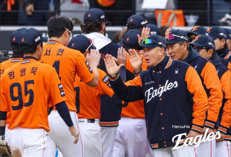 한화, 폭우 속 두산과 혈투 끝 5-4 재역전승..."불펜진 호투 빛나"