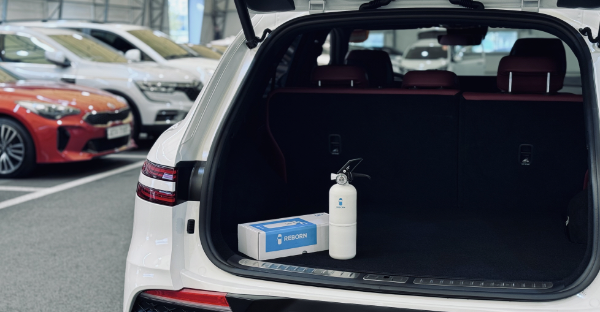 리본카는 출고되는 모든 직영인증중고차에 KFI 인증 차량용 소화기를 제공하고 있다.(이미지 제공=리본카)