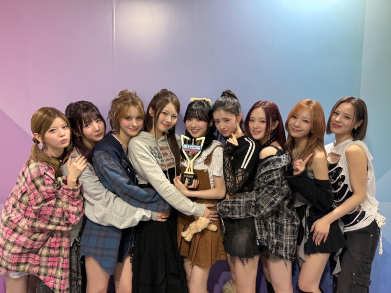 NiziU, ‘LOVE LINE (운명선)’으로 음악방송 1위 등극…“기다려 주고 지지해 주신 팬분들께 감사”