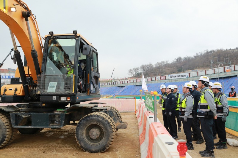 협약식 이후 스마트 안전 기술 시연을 둘러보고 있다.