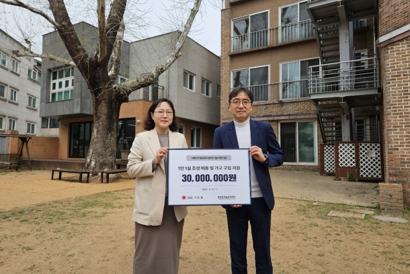 정인욱학술장학재단 유용재 사무국장(사진 오른쪽)과 시온원 박현경 사무국장이 9일 시온원에서 시설보호아동 1인 1실 조성 지원을 위한 후원금 전달식을 갖고 기념촬영을 하고 있다. (사진 제공=삼표그룹)