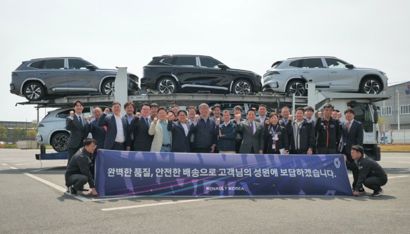 9일 르노코리아 부산 물류센터에서 르노코리아 스테판 드블레즈 사장을 비롯한 내빈들이 기념사진을 촬영하고 있다.