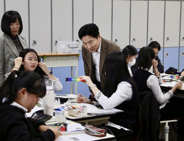 김대중 교육감이 부영여자고등학교 학생들의 수업을 참관하고 있다.