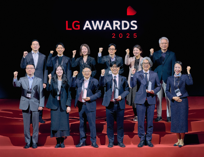 9일 경기도 이천 LG인화원에서 열린 LG 어워즈에서 구광모 (주)LG 대표(뒷줄 왼쪽 첫번째)가 고객 대표, 수상자들과 기념 촬영을 하고 있다. ⓒLG