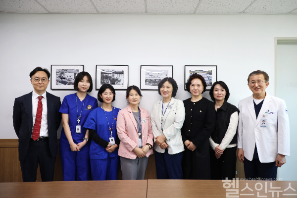 (왼쪽 첫 번째) 박현준 부산대병원 통합진료협력센터장, (오른쪽 끝) 김휘택 부산의료원장 (부산대병원 제공)