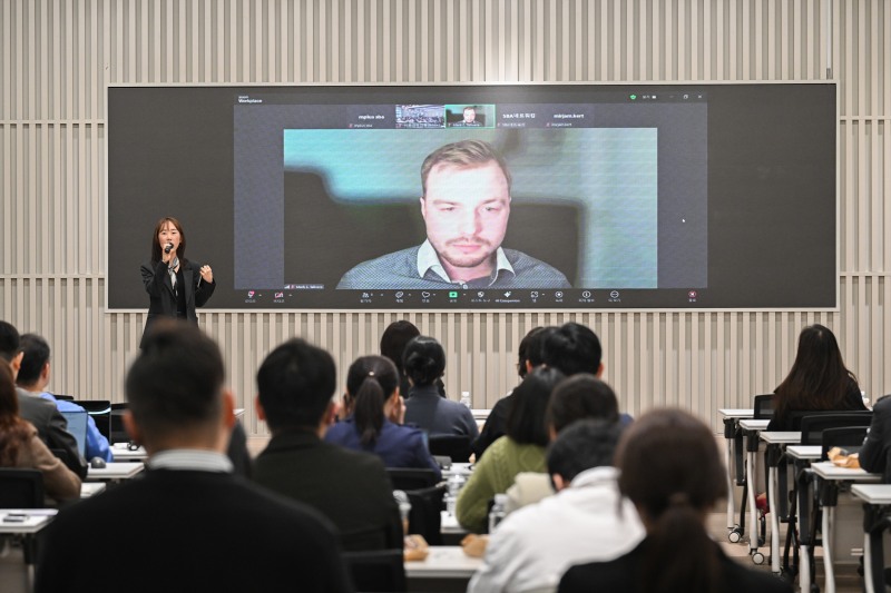 ‘EU 진출 세미나’에서 마크 에밀 탈리베레 탈린시청 혁신 전문가가 ‘글로벌 테스트베드(PoC) 지원사업 안내’를 주제로 발표를 하고 있다.