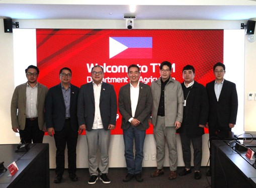 (사진 왼쪽부터) 아넬 드미사 필리핀 농무부 차관보, 레브니코 마칼린탈 주한필리핀대사관 농무관, 제롬 올리베로스 필리핀 농무부 차관, TYM 김도훈 대표, 핏코리아 김보석 대표, TYM 전강 해외영업부 부문장, 홍승일 APAC 팀장.