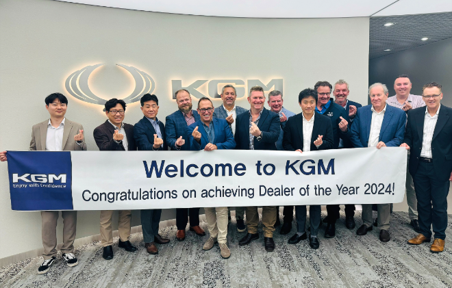지난 7일 경기 평택시 KG모빌리티(KGM) 본사를 찾은 호주 딜러 관계자들이 기념촬영을 하고 있다. ⓒKGM