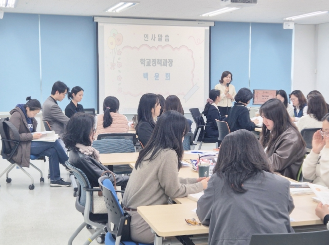 4월 10일에 스마트 허브 405호 회의실에서 ‘2025년 중등 두드림학교 운영 지원을 위한 연수’에서 백윤희 학교정책과장이 인사말씀을 하고 있다.