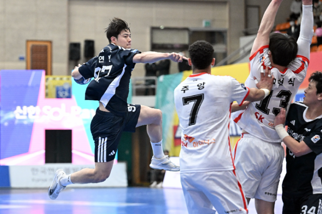 신한SOL페이 24 25 핸드볼 H리그 두산 김연빈이 점프슛을 시도중이다.