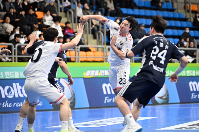 신한SOL페이 24 25 핸드볼 H리그 득점왕이 유력한 하남시청 박광순이 슈팅 중이다.