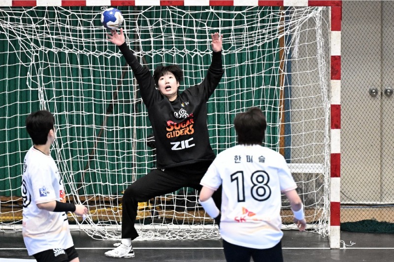 신한SOL페이 24 25 핸드볼 H리그 SK슈가글라이더즈 박조은 골키퍼가 선방 중이다