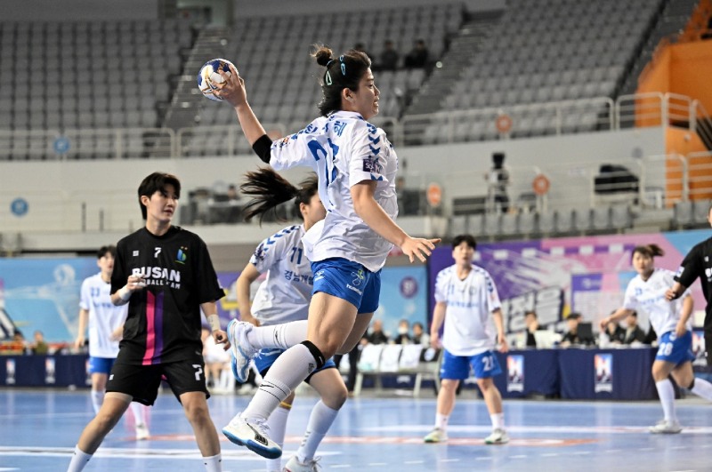 신한SOL페이 24 25 핸드볼 H리그 경남개발공사 최지혜가 점프슛을 하고 있다