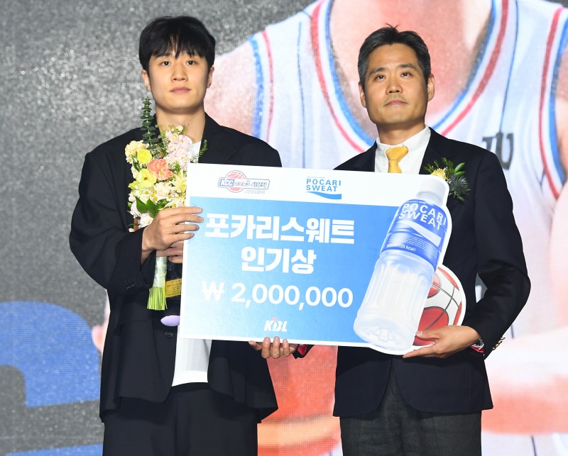 동아오츠카는 부산 KCC 허웅(왼쪽) 선수에게 포카리스웨트 인기상을 시상했다./동아오츠카