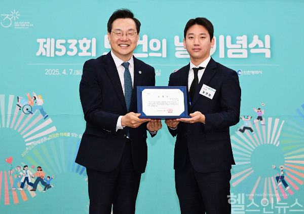 하병필 인천광역시 행정부시장, 임연태 가톨릭대 인천성모병원 총무팀 책임사원(오른쪽) (인천성모병원 제공)