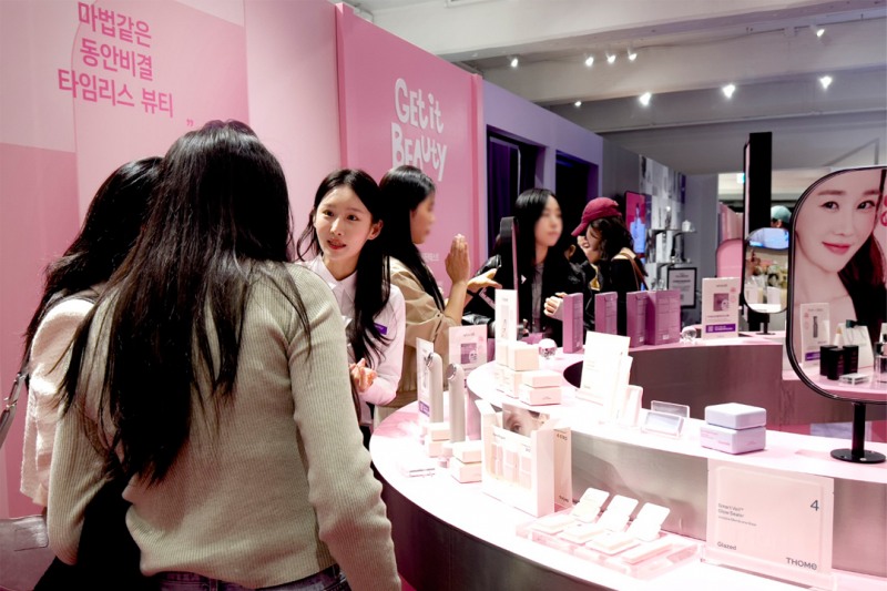 이달 4일부터 8일까지 성수동에서 열린 ‘컴온스타일 쇼케이스 팝업스토어’에서 <겟잇뷰티>, <최화정쇼> 존을 둘러보는 고객들/CJ온스타일