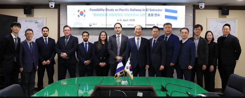 10일 이성해 국가철도공단 이사장(오른쪽 7번째)이 수도권본부 상황실에서 엘살바도르 철도공무원 초청 연수 수료식을 시행한 후 연수생 및 공단 관계자들과 함께 기념촬영을 하고 있다./국가철도공단