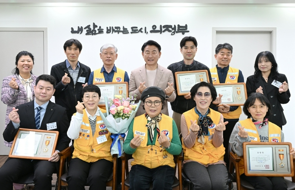 김동근 시장이 4월 11일 ‘2025 LGT 세계여자컬링선수권대회’ 자원봉사자들과 차담회를 갖고 함께 기념촬영을 하고 있다.