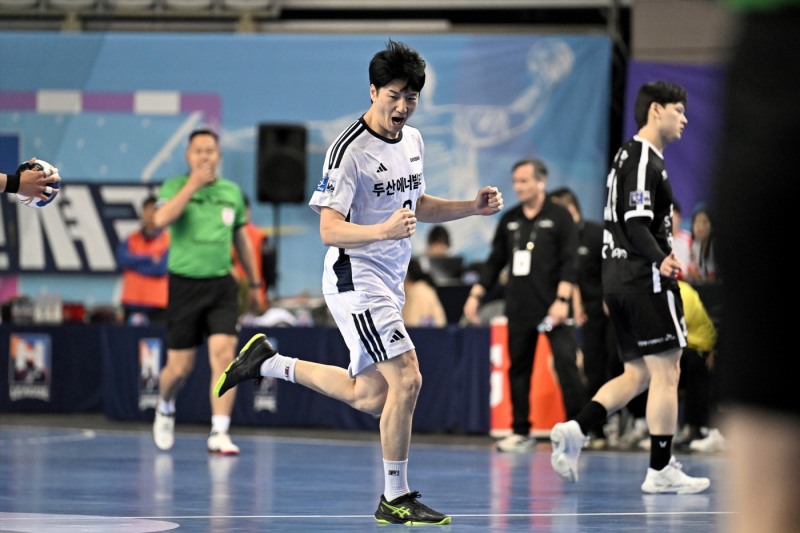 사진=두산 정의경이 득점 후 환호 중이다