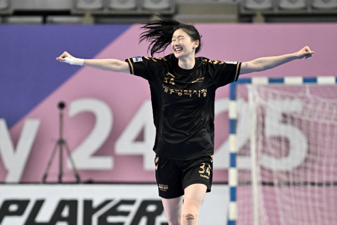 대구광역시청 정지인이 득점 후 양팔 벌려 환호 중이다