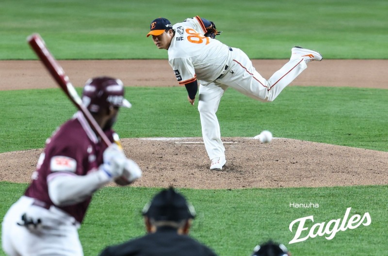 한화, 류현진 호투에 문현빈·플로리얼 폭발... 키움에 12-2 대승