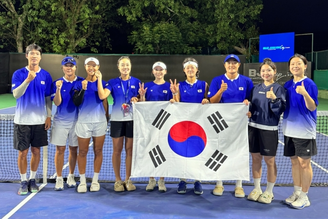 홍콩전 승리 후 기념촬영한 한국 여자 테니스 대표팀.