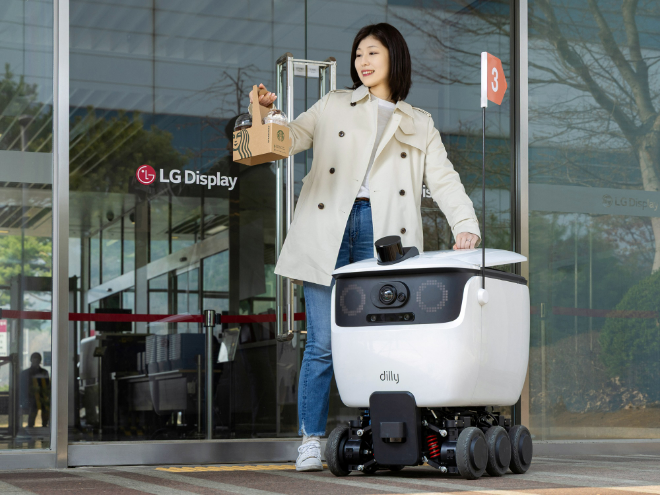 LG디스플레이 직원이 자율주행 로봇 배달 서비스를 통해 배달된 음료를 수령하고 있다. ⓒLG디스플레이