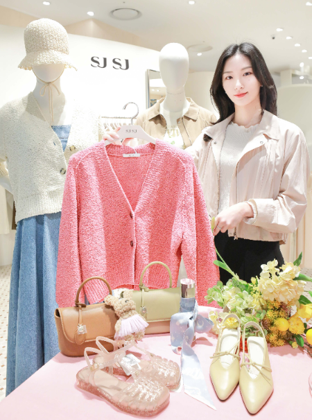 13일 오전, 서울 영등포구에 위치한 더현대 서울 2층 'SJSJ' 매장에서 직원이 화사한 색감이 눈에 띄는 봄·여름 시즌 신상품을 소개하고 있는 모습. ⓒ현대백화점
