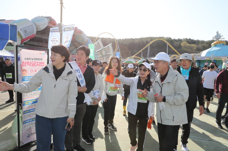 13일 마산로봇랜드에서 열린 제21회 창원야철마라톤대회에 박종훈 교육감을 비롯한 교직원 130여 명이 참가해 공정하고 깨끗한 청렴 문화 조성을 위한 캠페인을 벌이고 있다.