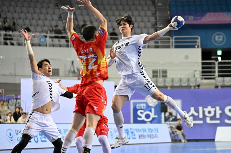 충남도청 김태관이 점프슛을 하고 있다