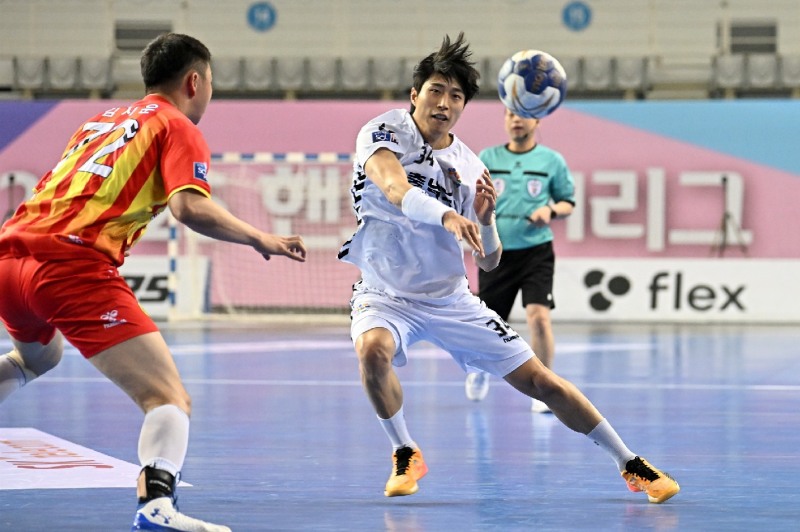 충남도청 박성한이 빠른 패스를 하고 있다