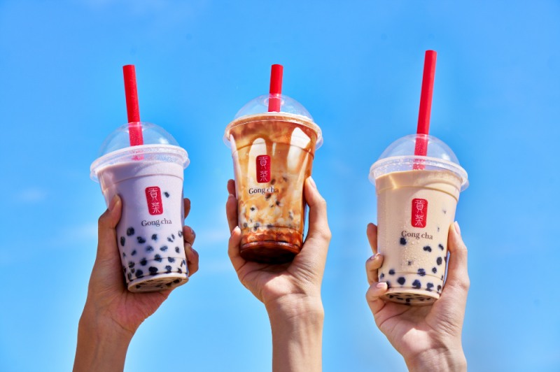 <사진설명: 공차코리아 밀크티 3종 (왼쪽부터 ‘타로 밀크티+펄’, ‘브라운슈가 쥬얼리 밀크티’, ‘블랙 밀크티+펄)’>