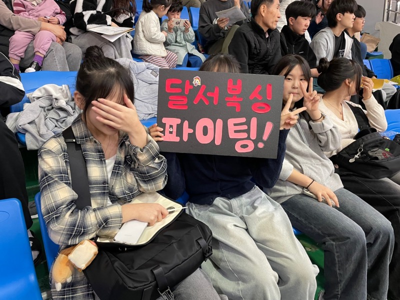 달서복싱소속 회원들이 선수들을 위해 응원하고있다.