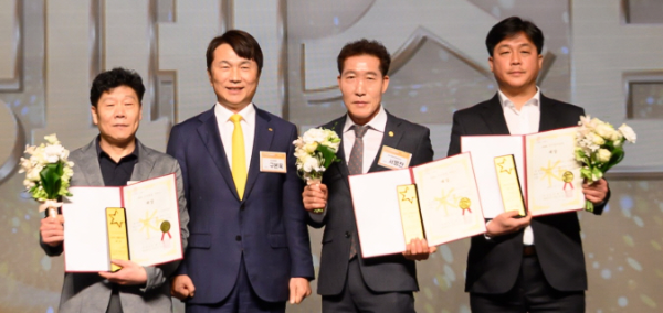 KB손해보험은 지난 11일 서울 서초구 JW메리어트 호텔 서울 그랜드볼룸에서 ‘2025 상생 페스티벌’ 행사를 개최했다. KB손해보험 구본욱 사장(왼쪽에서 두번째)과 2025 협력업체 연도대상 수상자들이 기념사진을 찍고 있다. ⓒ KB손해보험