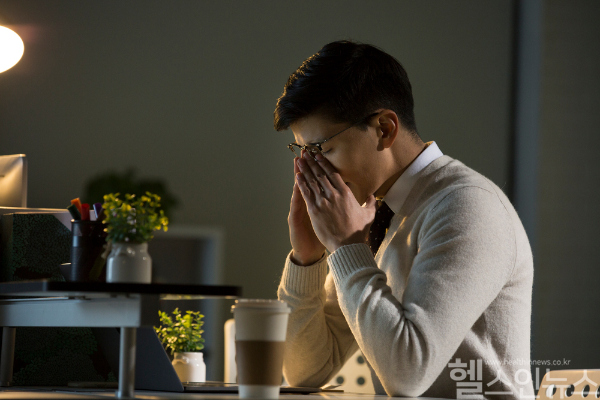 불면증은 발기부전의 원인이 될 수 있으며, 충분한 수면과 건강한 생활 습관이 중요합니다. (클립아트코리아)