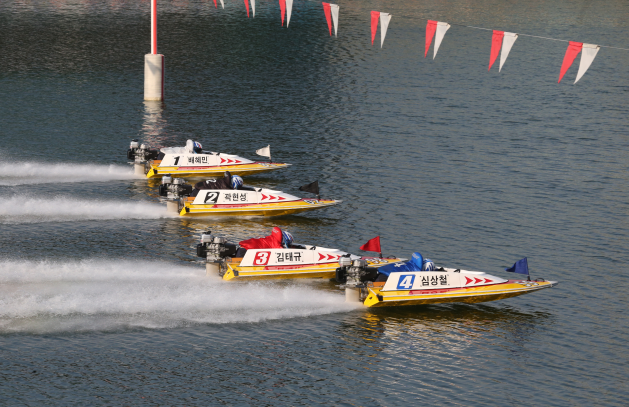 출발 반응속도가 좋은 심상철이 앞선 가운데 선수들이 경주를 시작하고 있다