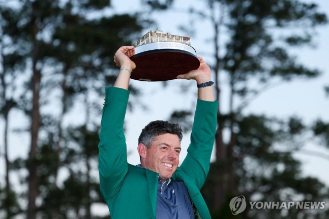 마스터스 우승 트로피 든 매킬로이