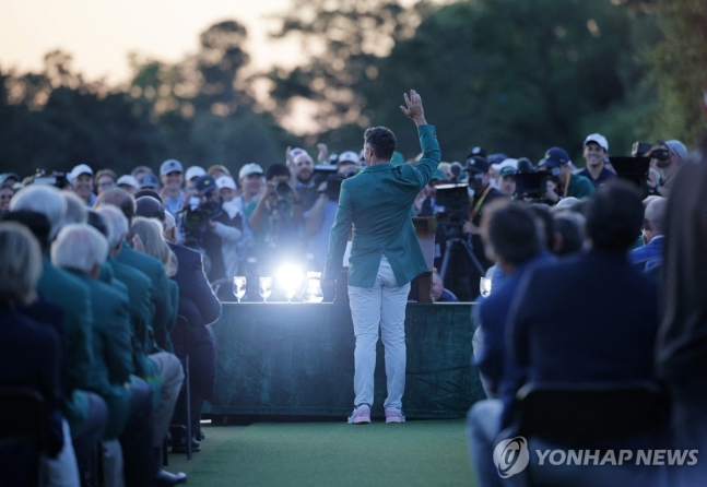 시상식에서 그린 재킷 입고 인사하는 매킬로이