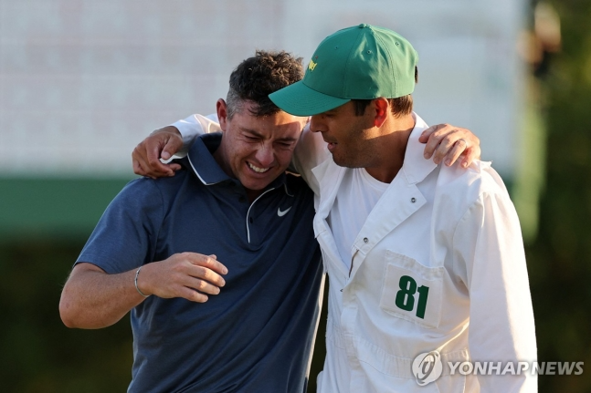 캐디 해리 다이아몬드와 우승 자축하는 매킬로이